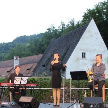 With Nina Strnad (voc), Tomaž Gajšt (tp), 2019 <em>Photo: Novice.si</em>