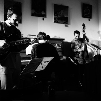 At Café Tasse, Berlin (DE) with Filipe Duarte (gtr.), Simon Quinn (bs.) & Matthias Rupnig (drs.), 2018 <em>Photo: Rita Sales Ruiz</em>