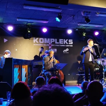 With Gašper Bertoncelj (drs), Avichai Ornoy (fl), Nikola Matošić (bs), Doug Hammond (voc) in Ravne na Koroškem, SLO (2020) <em>Photo: Jazz Ravne</em>