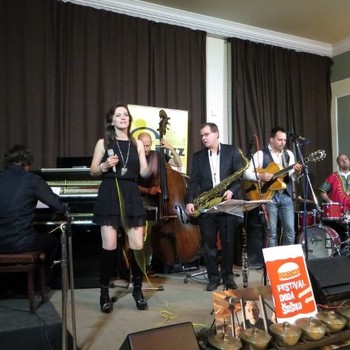 With Lucia Lužinská (voc), Boris Čellár (gtr), Miro Popradi (ts), Juraj Griglak (bs), Ajdži Sabo (drs) in Pieštany (SK), 2012 <em>Photo: Pieštany Jazz Club "Dodo Šošoka"</em>